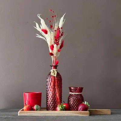 Rode vazen en droogbloemen opstelling